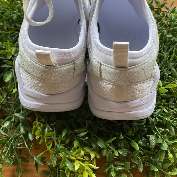 Fabletics Redondo Performance Sneaker White/Silver 6.5 - Picture 6 of 12